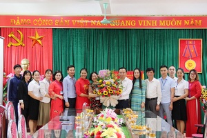 Bí thư Thành ủy Sơn La chúc mừng Ngày Nhà giáo Việt Nam