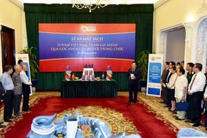 Ra mắt sách về 25 năm Việt Nam tham gia ASEAN