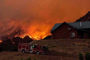 Mỹ: Hơn 8000 héc-ta rừng bị thiêu rụi bởi cháy rừng ở California