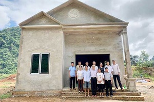Thuận Châu: Bàn giao "Nhà tình thương" cho trẻ mồ côi