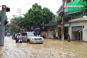 Mưa lớn gây ngập úng nhiều tuyến đường Thành phố