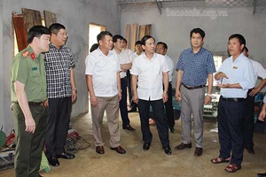 Đồng chí Phó Chủ tịch UBND tỉnh kiểm tra tiến độ thực hiện Đề án hỗ trợ hộ nghèo, khó khăn về nhà ở huyện Vân Hồ