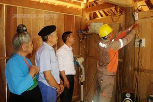 Đưa dòng điện về với bản làng