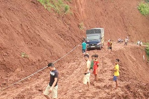 Quỳnh Nhai: Mưa to kéo dài nhiều ngày gây sạt lở, ách tắc giao thông tại một số xã