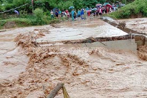 Mưa lớn làm sập cầu bản TĐC Huổi Mo, xã Chiềng Khương