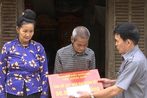 Ủy ban MTTQVN thành phố: Chuyển trao tiền hỗ trợ gia đình bị đá lăn và làm nhà "Đại đoàn kết" cho hộ nghèo