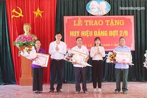 Mai Sơn: Trao tặng Huy hiệu Đảng đợt 2/9