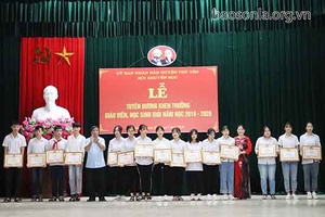 Phù Yên: Tuyên dương khen thưởng giáo viên, học sinh giỏi tiêu biểu