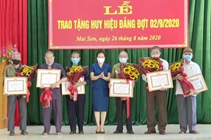 Trao Huy hiệu Đảng đợt 2/9