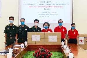 Hội Chữ thập đỏ tỉnh: Tặng vật dụng sinh hoạt cho cán bộ, chiến sỹ bộ đội Biên phòng phòng, chống dịch COVID-19