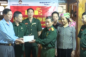 Bàn giao nhà Đại đoàn kết cho CCB có hoàn cảnh khó khăn