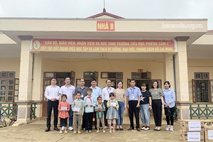 Trường Chính trị tỉnh: Tặng quà học sinh xã Phiêng Cằm