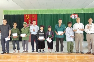 Ban Đại diện Hội Người cao tuổi tỉnh: Tặng quà cho người cao tuổi có hoàn cảnh khó khăn huyện Mai Sơn