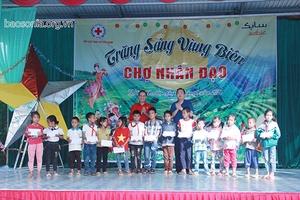 Chương trình Chợ nhân đạo “Trăng sáng vùng biên”