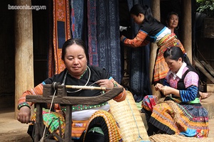 Nghệ thuật tạo hoa văn sáp ong trên vải