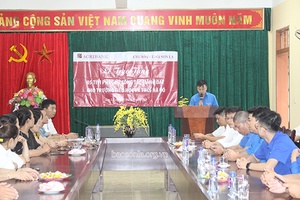 Chi đoàn Agribank Chi nhánh tỉnh Sơn La: Tặng quà cho Trường Tiểu học và THCS Nà Bó