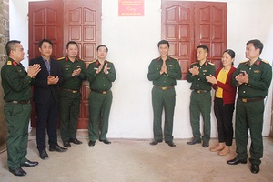 Trao tặng nhà tình nghĩa cho quân nhân có hoàn cảnh khó khăn