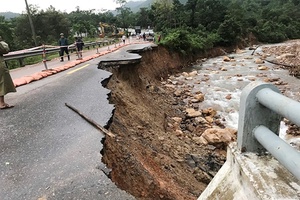 Nhiều tuyến đường tại miền Trung chưa thể lưu thông do mưa lũ