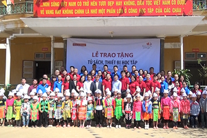 Agribank Sơn La: Thăm, tặng quà Trường Tiểu học Làng Chếu