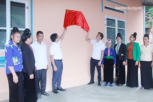 Trao Nhà tình nghĩa cho hộ có hoàn cảnh khó khăn về nhà ở tại xã Chiềng Cọ