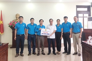 Liên đoàn Lao động tỉnh trao 500 triệu đồng hỗ trợ đoàn viên các tỉnh miền Trung bị ảnh hưởng bão, lũ