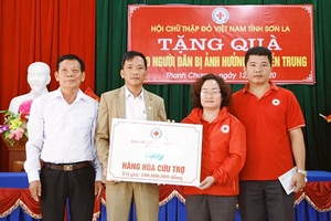 Hội Chữ thập đỏ tỉnh Sơn La: Trao 300 suất quà cho người dân Nghệ An bị ảnh hưởng lũ bão