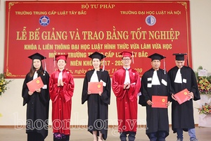 Trao bằng cử nhân Luật cho 40 học viên tại Sơn La