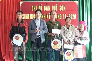 Đồng chí Trưởng Ban Dân vận Tỉnh ủy dự sinh hoạt Chi bộ tại bản Quế Sơn