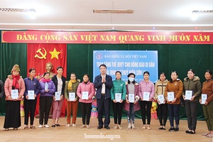 Tổng Giám đốc BHXH Việt Nam trao tặng 50 thẻ BHYT cho đồng bào tái định cư thủy điện Sơn La
