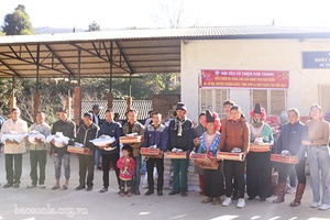Trao 1.000 suất quà cho học sinh và người dân có hoàn cảnh khó khăn xã Co Mạ