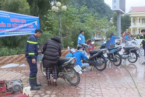 Đoàn Thanh niên thị trấn Mộc Châu: Rửa xe gây quỹ giúp đỡ đồng bào nghèo