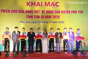 Phiên chợ đưa hàng Việt về vùng cao huyện Phù Yên năm 2020