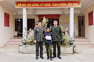 Giúp đỡ cháu bé bị lạc trở về gia đình