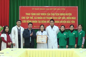 Bắc Yên: Khen thưởng đột xuất tập thể, cá nhân đã cấp cứu, hiến máu cứu sống bệnh nhân