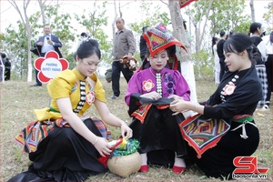 ' Nét đẹp cuộc thi thêu khăn Piêu
