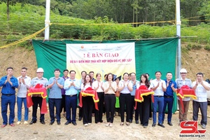 Solar power and wind turbine model inaugurated in Huy Tan