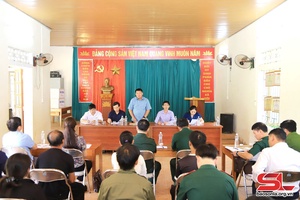 Đồng chí Phó Bí thư Thường trực Tỉnh ủy pày dàm cánh dệt vịa nẳng xã Tân Xuân