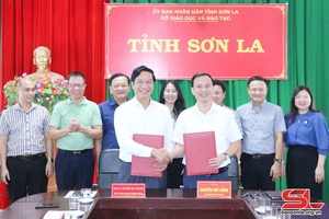 Son La cooperates in human resources development with Vinh University