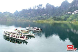 Quynh Nhai reservoir - a blue sea in the mountains