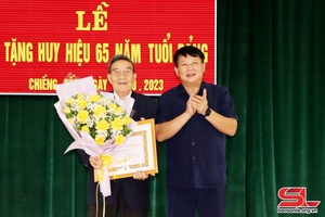 Đồng chí Phó Bí thư Thường trực Tỉnh ủy muôz côngz mênhx Đảng jâus xiaz 2/9 ntơưv huyện Thuận Châu