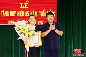 Đồng chí Phó Bí thư Thường trực Tỉnh ủy nhôm xỏng Huy hiệu Đảng chu 2/9 nẳng huyện Thuận Châu