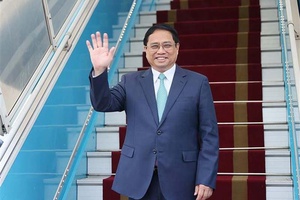 PM leaves Hanoi for Jakarta to attend 43rd ASEAN Summit
