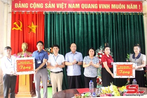 Đồng chí Phó Chủ tịch Thường trực UBND tỉnh kiểm tra nả vịa khặn khang hảư pì ép máư nẳng huyện Sốp Cộp
