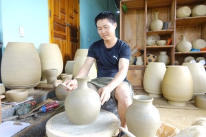 Handmade pottery production in Muong Chanh