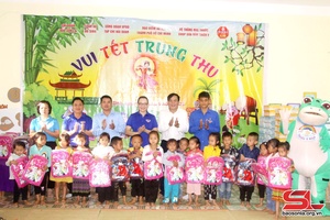 Mid-Autumn Festival held for children in Hoa Phuong Do kindergarten’s Huoi Tinh facility