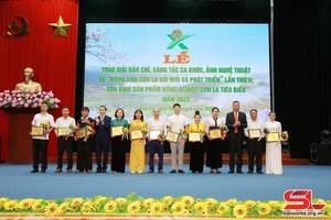 Nhôm xỏng Giải báo chí, bắc bòn pưng bai khắp cánh đắn ảnh chăn “Po hay me na Sơn La piến máư cánh mả pe”