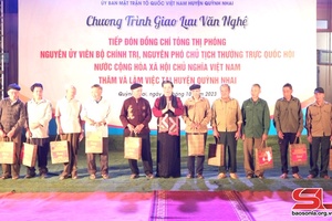 Đồng chí Tòng Thị Phóng, kuz Ủy viên Bộ Chính trị, kuz Phó Chủ tịch Thường trực Quốc hội muk shuôk thiaz krưr huv trâu huyện Quỳnh Nhai