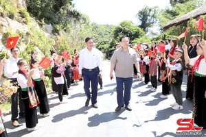 Top legislator visits Moc Chau Island Tourist Site