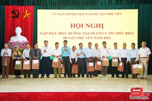 Meeting honours Phu Yen district’s outstanding prestigious people in 2023