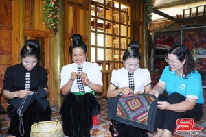 Maintaining traditional Pieu scarf embroidery craft